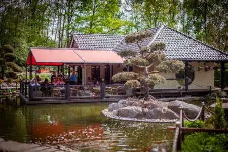 Teehaus mit Koiteich